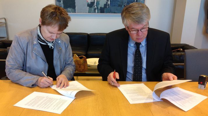 Guðrún Þórðardóttir formaður Áss styrktarfélags og Haraldur Líndal Haraldsson bæjarstjóri.