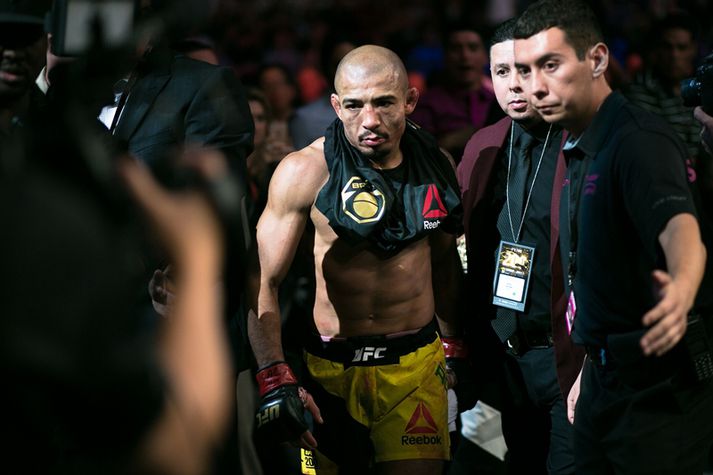 Jose Aldo gengur úr búrinu eftir bardagann við Frankie Edgar.