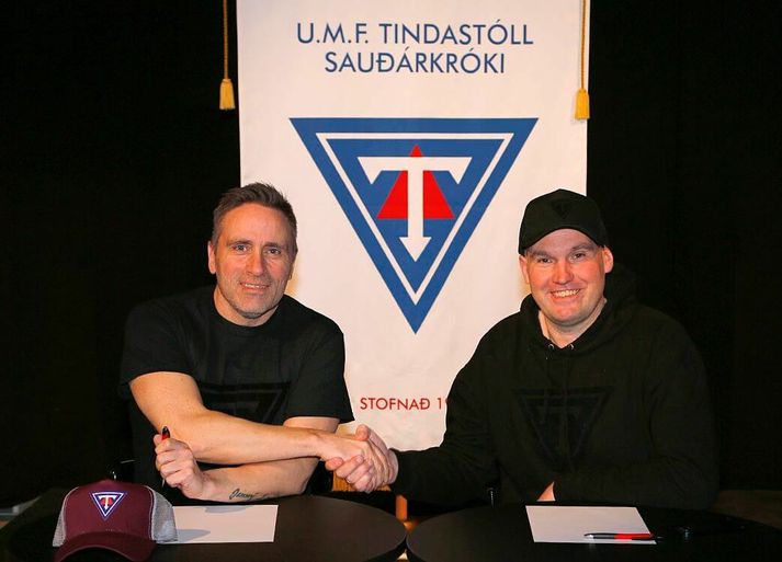 Benedikt Guðmundsson handsalar samninginn við Tindastól.