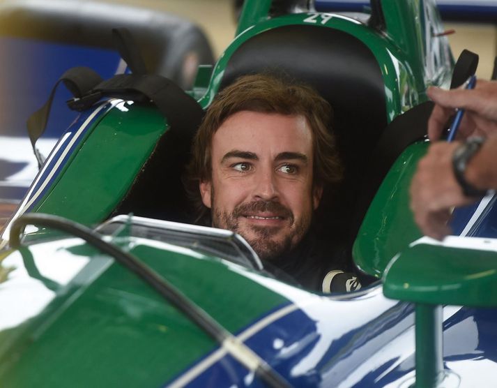 Alonso virtist glaður í bragði í Honda-bíl Andretti-liðsins í gær.