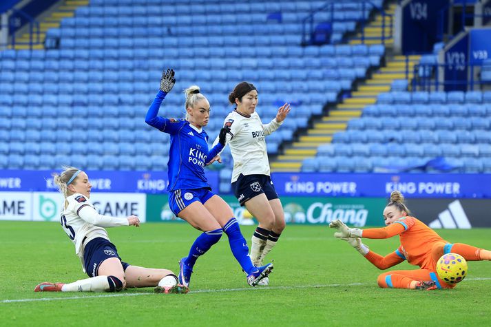 Mark Leicester skráist sem sjálfsmark en skrifast að mestu á Alishu Lehmann. 