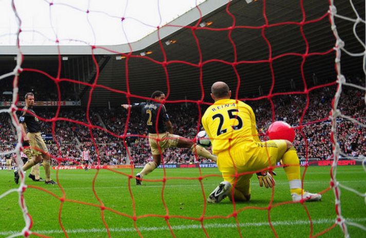 Hérna má sjá rauðu blöðruna þvælast fyrir Pepe Reina markverði Liverpool.