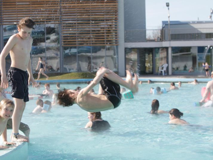 Sundlaugar höfuðborgarsvæðsins hafa verið vel sóttar í dag.