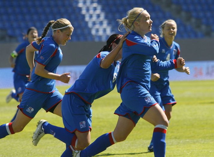 Margrét Lára Viðarsdóttir fagnar öðru marka sinna á Laugardalsvelli í dag.