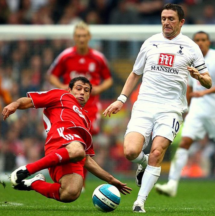 Liverpool átti í miklum vandræðum með Robbie Keane í dag. Hér reynir Javier Mascherano að stöðva kappann.