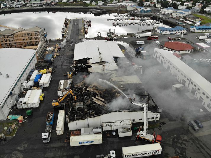 Hér sést umfang tjónsins að Fornubúðum vel. Slökkviliðsmenn voru enn að störfum á vettvangi nú eftir hádegi.