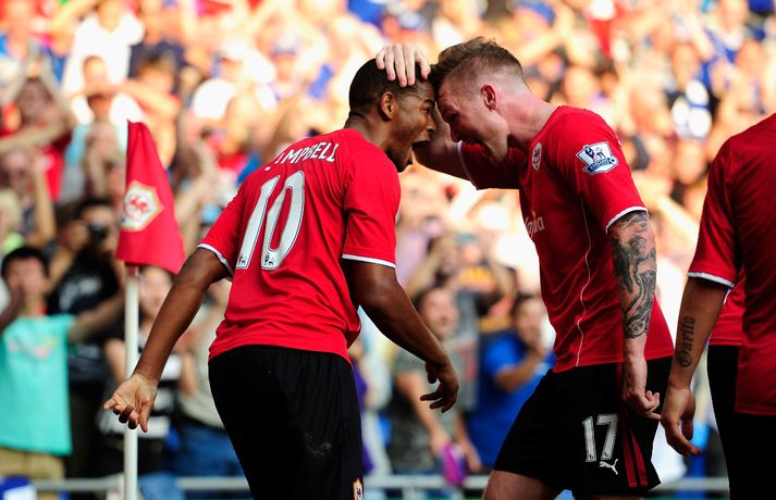Aron Einar Gunnarsson og Frazier Campbell fagna í síðasta leik Cardiff.