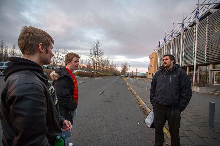 Aðeins þrír létu sjá sig fyrir utan höfuðstöðvar KSÍ.