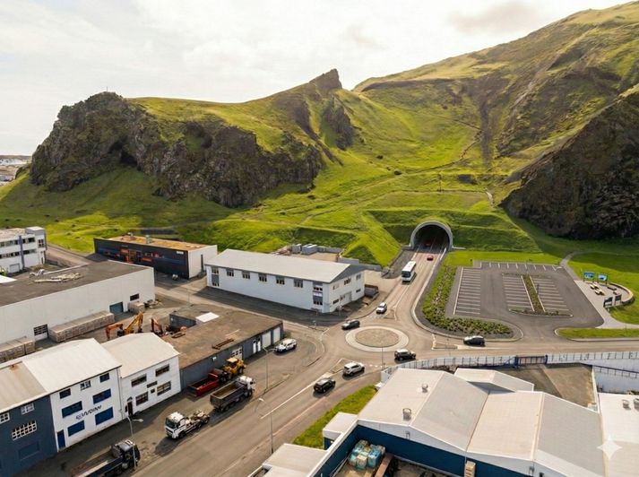 Núna er gert ráð fyrir að Vestmannaeyjagöngin opnist í Hánni sunnan við Sprönguna. Hringtorg myndi tengja jarðgöngin við gatnakerfi bæjarins.