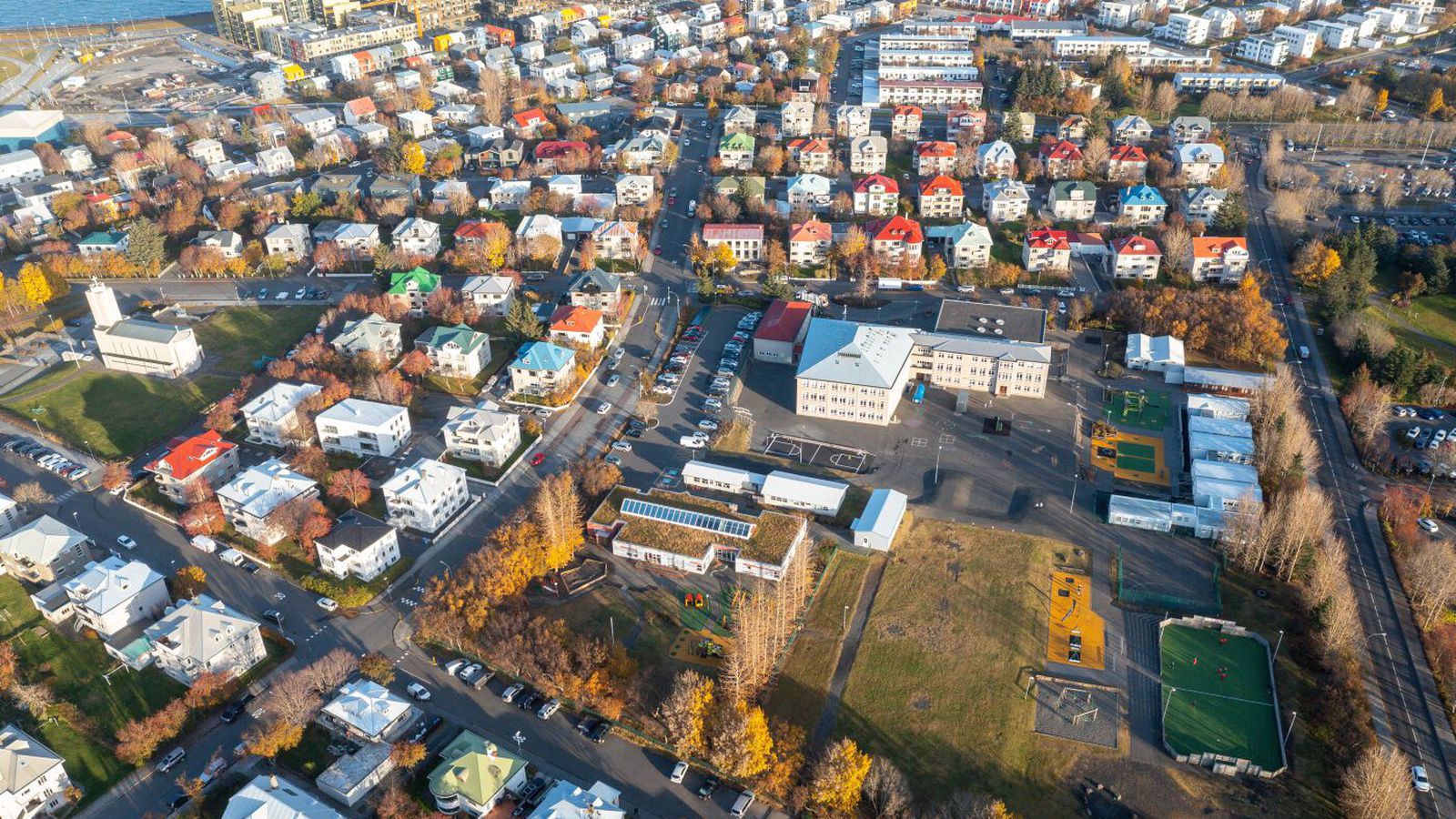Ríkið borgar brúsann vegna lang­dregnar rann­sóknar á á­rás við skóla­lóð