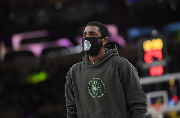 Kyrie Irving þráast við að láta bólusetja sig.