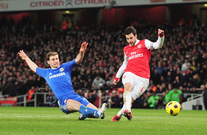 Cesc Fabregas skorar markið sitt í kvöld.