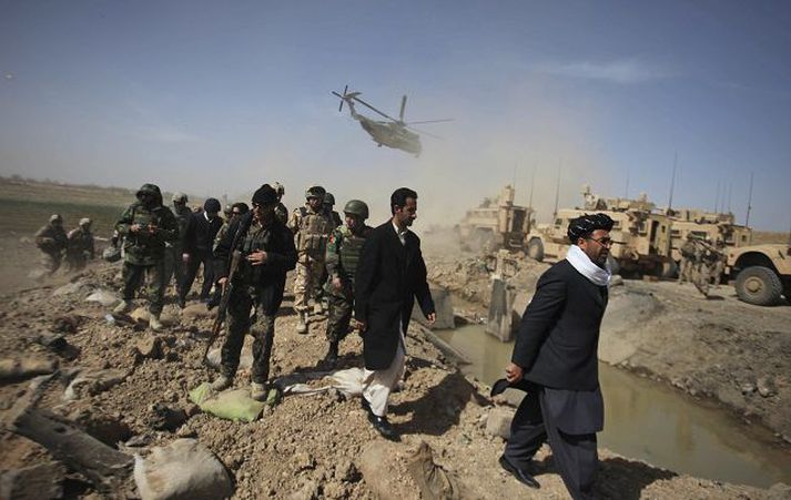 Héraðsstjórinn í heimsókn
Golab Mangal, héraðsstjóri Helmand-héraðs, skoðar þorpið Marja.
fréttablaðið/AP