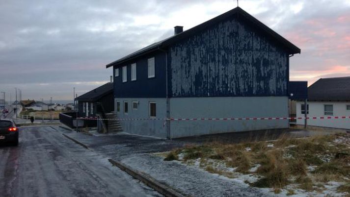 Húsið þar sem maðurinn sem fannst myrtur í fyrrakvöld bjó.