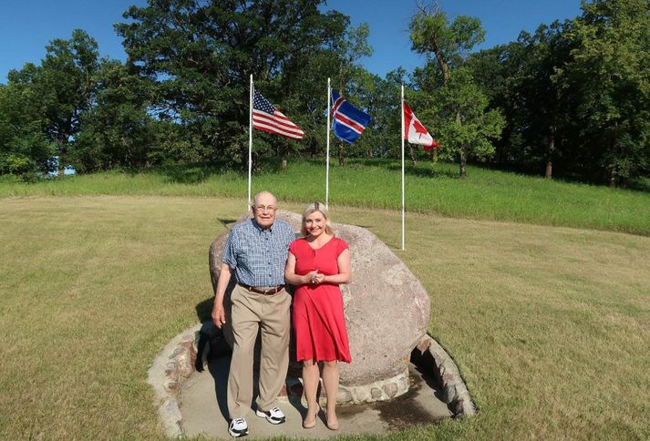 John Johnsson og Lilja Dögg Alfreðsdóttir við minnisvarða um Stephan G. Stephansson.