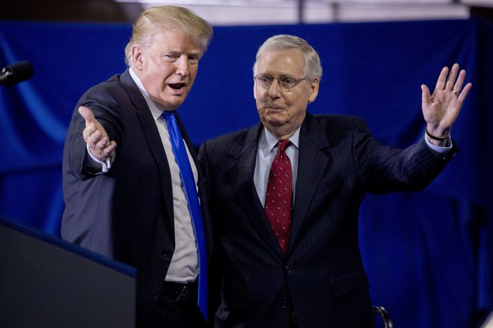 Mitch McConnell (t.h.) ásamt Donald Trump Bandaríkjaforseta.