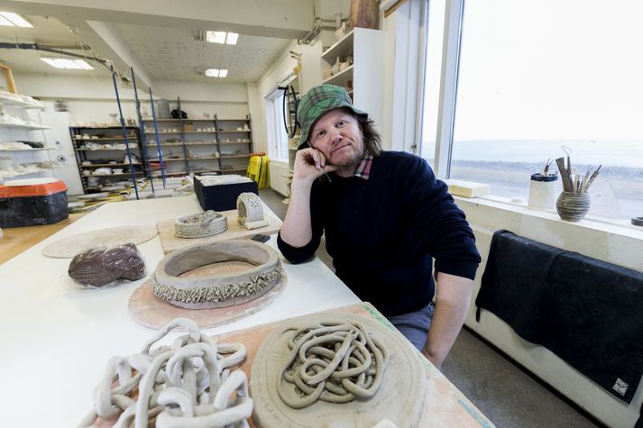 "Ég hef dálítið verið að hugsa þetta. Ísland er svo skemmtilegt af því að það er svo lítið samfélag. Þetta er eins og risastór háskólaheimavist. Við erum með nokkrar svona byggingaþyrpingar, það er frekar stutt að labba á milli bygginganna og að fá að fara í kaffi hjá þessum eða hinum. Það getur meira gerst og hraðar en annars staðar. Við getum tekið mál hraðar og lengra en í stórum samfélögum og verið gott fordæmi fyrir heiminn,“ segir Egill. 