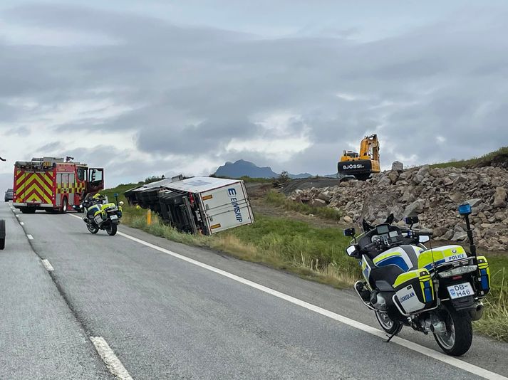 Hér má sjá bílinn á hlið ásamt viðbragðsaðilum.