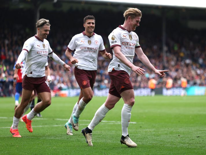 Kevin De Bruyne fagnar öðru marki sínu og fjórða marki Manchester City í dag.