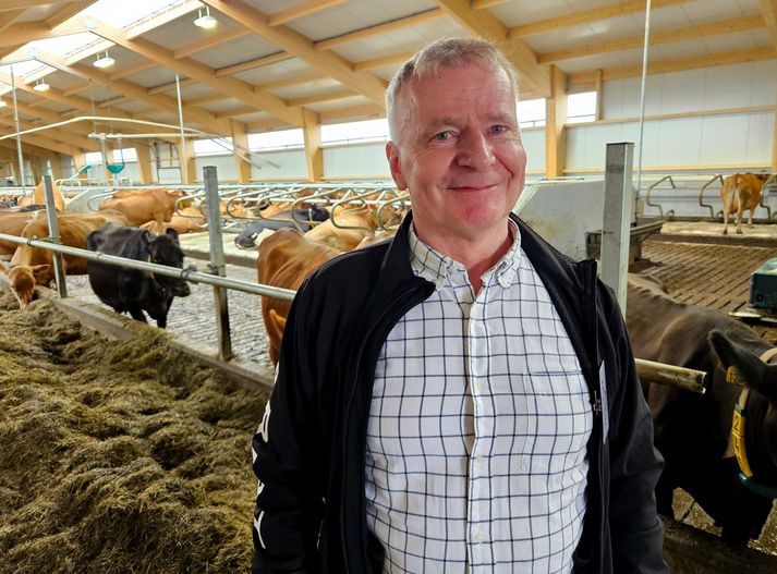 Gunnar Már Gunnarsson, sölumaður hjá Líflandi í tækjadeild staddur í nýju fjósi í Þrándarholti í Skeiða og Gnúpverjahreppi en þar eru tveir fullkomnir róbótar frá Líflandi, sem heita GEA og koma frá fyrirtæki í Þýskalandi.