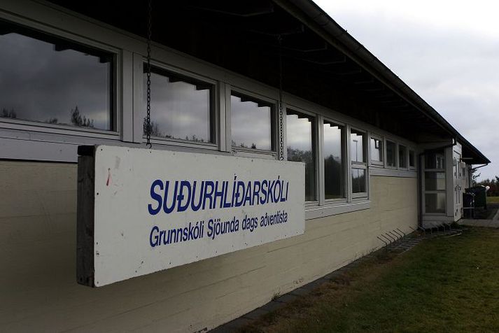 Í síðara skiptið réðst maðurinn á konuna framan við Suðurhlíðarskóla.