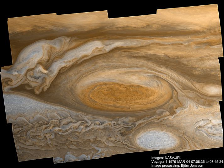 Samsett mynd sem tölvunarfræðingurinn Björn Jónsson vann úr myndum Voyager 1 af Stóra rauða blettinum á Júpíter. Myndin hefur verið talin ein sú besta sem til er af storminum.