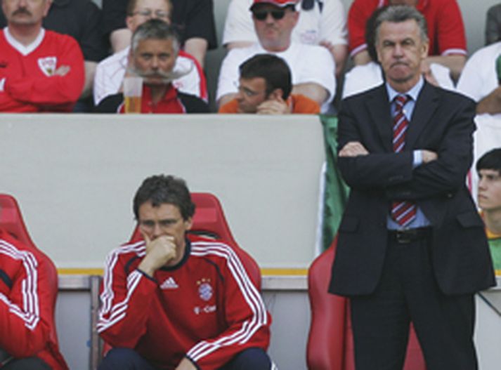 Ottmar Hitzfeld var þungur á brún þegar hann horfði á sína menn tapa fyrir Stuttgart í gær.