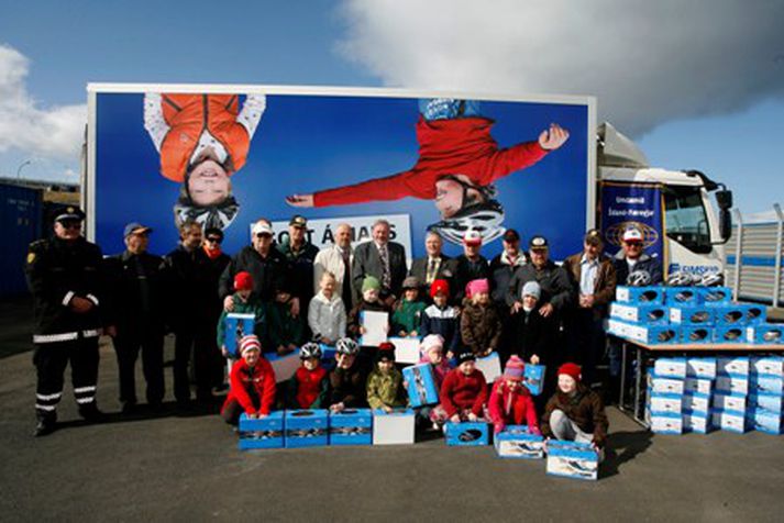 Guðmundur P. Davíðsson, forstjóri Eimskips á Íslandi og Gylfi Ingvarsson, umdæmisstjóri Kiwanis afhentu nemendum í 1. bekk í Ártúnsskóla fyrstu hjálmana.