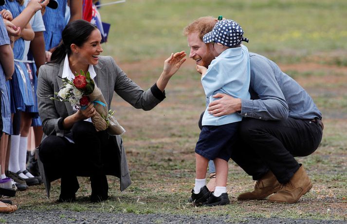 Luke Vincent sést hér strjúka skegg Harry Bretaprins af mikilli alúð. Hertogaynjan Meghan markle horfir á, og virðist skemmt.