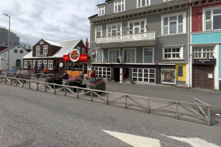Hér má sjá útisvæði við Lækjargötu þar sem bílastæði koma í staðin.