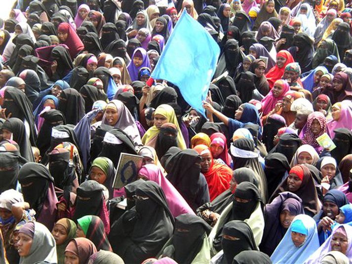 Mannfjöldi var saman kominn í Mogadishu og Svíinn var skotinn í miðri þvögunni.