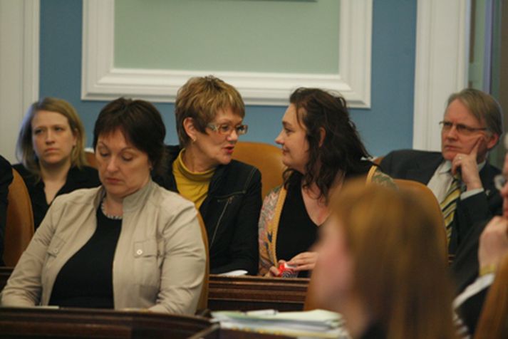 Það voru ekki svona þétt setnir bekkirnir á Alþingi þegar frumvarp um listamannalaun var samþykkt. Mynd/ Pjetur.