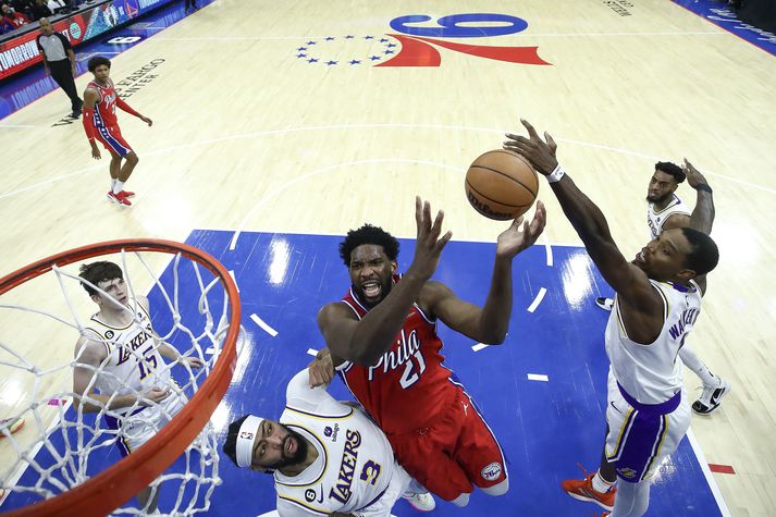 Það gekk ekkert hjá Lakers að reyna stöðva Joel Embiid í nótt.