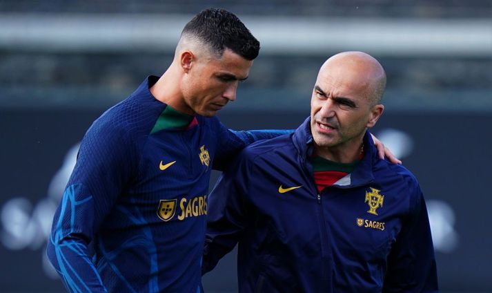 Roberto Martínez ræðir við Cristiano Ronaldo sem gæti spilað sinn 200. landsleik á morgun, gegn Íslandi á Laugardalsvelli.