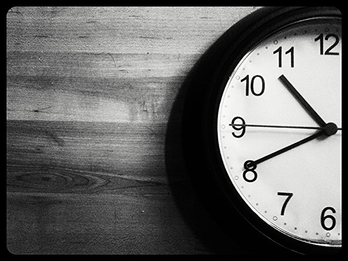 Ísland er eitt fárra landa í Evrópu sem ekki flýtir klukkunni yfir sumarið.