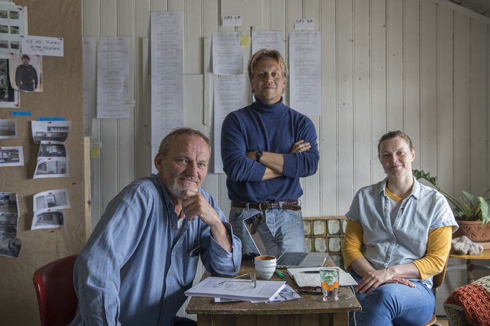 Leikstjórinn, leikarinn og leikmyndahönnuðurinn. Hlynur Pálmason, Ingvar E. Sigurðsson og Hulda Helgadóttir á góðri stundu í undirbúningi fyrir tökurnar á Hvítur, hvítur dagur.