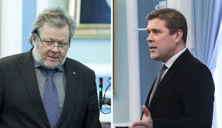 Bjarni spyr: „Er ekki aðalfréttin hvers konar vindhanar menn geta verið?“ Hann telur fjölmiðla iðulega eins og gagnrýnislaus gjallarhorn æstustu bloggaranna.