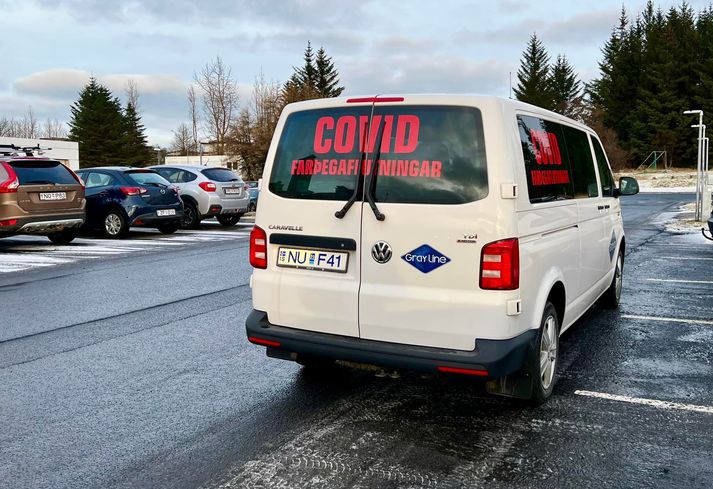 Erlendum gestum þykir það heldur niðurlægjandi þegar bíllinn sem flytur þá á sóttvarnarhótel, kyrfilega merktur Covid-farþegaflutningar, eru stopp á ljósum og aðrir vegfarendur mæla þá út.