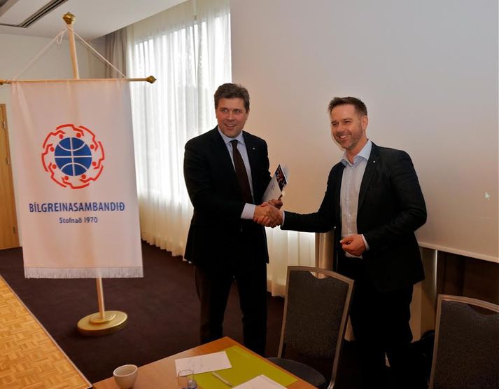 Jón Trausti Ólafsson, formaður Bílgreinasambandsins, afhenti Bjarna Benediktssyni fjármálaráðherra, fyrsta eintakið af Árbók bílgreina 2014.