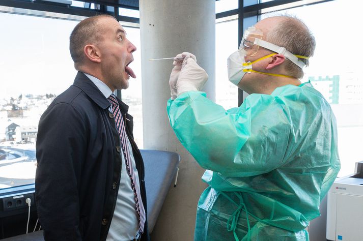 Guðni Th. Jóhannesson, þáverandi forseti í skimun fyrir kórónaveirunni hjá Íslenskri erfðagreiningu í Turninum.