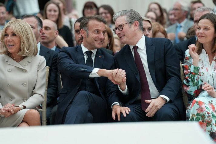 Macron er staddur í þriggja daga langri opinberri heimsókn í Lundúnum. 