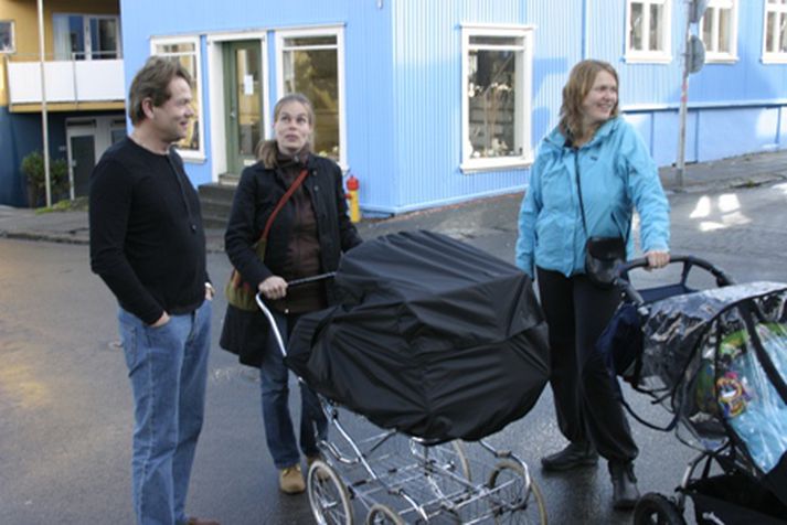 Ari Magnússon ræðir við íbúa hússins að Klapparstíg 40.