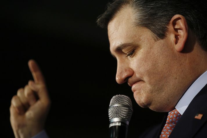 Ted Cruz ávarpar stuðningsmenn sína í Iowa-ríki í gær þegar úrslit forvalsins lágu fyrir.