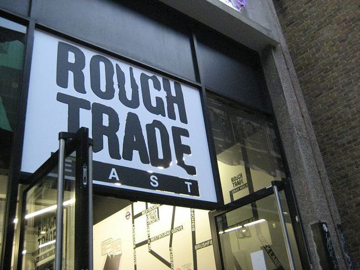 Rough Trade Records og fleiri plötuútgáfna brann í óeirðunum í Norður-London.