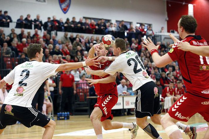 Sigurbergur Sveinsson og félagar í Haukum náðu sér ekki á strik gegn sterkri vörn FH í fyrrakvöld.