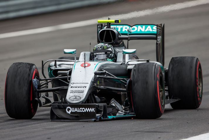 Framvængurinn brotnaði af bíl Rosberg í árekstrinum.