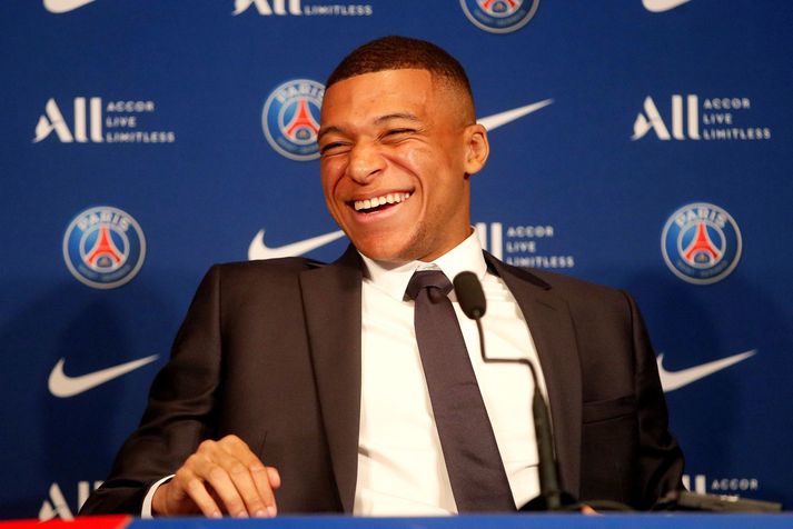 Kylian Mbappe skellihlær hér á blaðamannafundi Paris Saint-Germain á Paris des Princes leikvanginum í París.