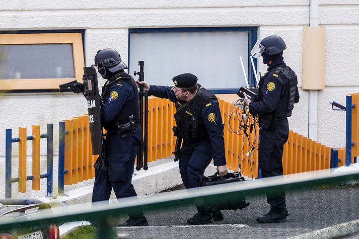 Lögreglu hafa í dag borist fleiri tilkynningar frá íbúum sem heyrðu skothvell við fjölbýlishúsið í gær.