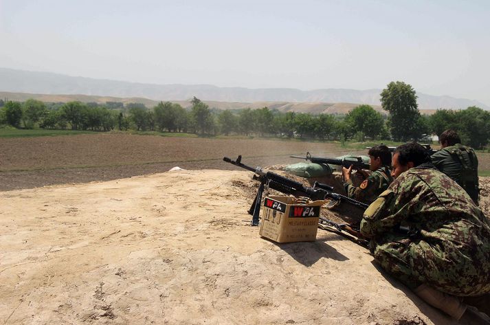 Afganskir hermenn undirbúa sig fyrir sókn Talíbana nærri Kunduz.