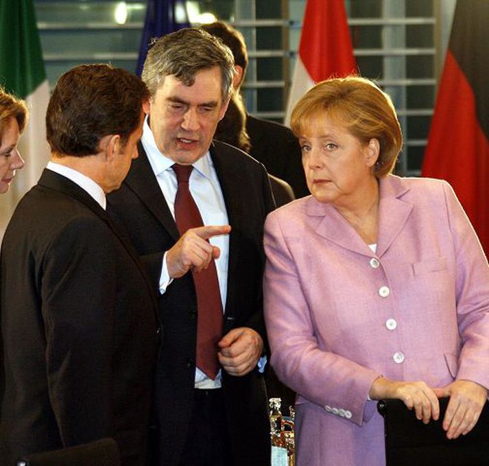 Angela Merkel þýskalandskanslari ræddi regluverk í kringum fjármálastarfsemi í Evrópu við aðra leiðtoga Evrópuríkja, þar á meðal Gordon Brown, forsætisráðherra Bretlands, og Nicolas Sarkozy, forseta Frakklands (til vinstri) í Berlín í gær. Nordicphotos/afp